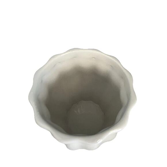 9 1/4” Tall White Vase Vintage WCL Scalloped Home Decor Table Centerpiece Entry - Picture 15 of 16